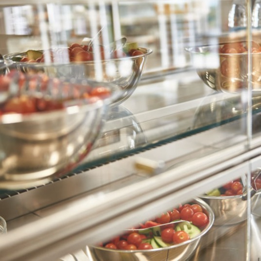 Frische Tomaten im Kühlregal der Kantine und Mensa